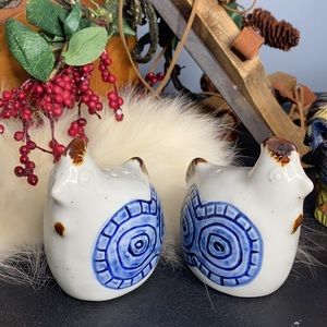 - . Ceramic Chicken Salt & Pepper Shakers Country Farmhouse Kitchen Decor